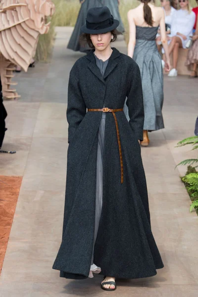 Look 16